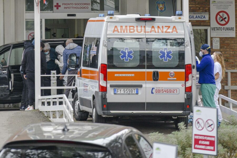 Coronavirus, in Campania 2.729 contagiati e 49 morti: aumentano le terapie intensive