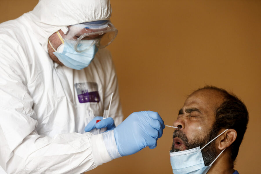 Foto Cecilia Fabiano/ LaPresse 
14 Novembre  2020 Roma (Italia)
Cronaca  : 
Covid Hotel gestito dal Policlico Gemelli   
Nella Foto : Il signor  Ahmed Bushid effettua il tampone di controllo    
Photo Cecilia Fabiano/LaPresse
November 14 , 2020  Roma (Italy) 
News :
Gemelli Hospital Covid Hotel 
In The Pic : mr Ahmed Bushid  making a control swab