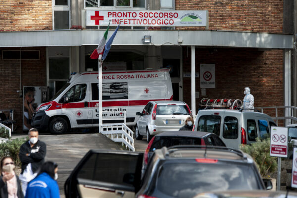 Foto Valeria Ferraro /LaPresse
cronaca
14-11-2020 Napoli 
Coronavirus, lunghe file di auto fuori dall’ospedale Cotugno di Napoli

Photo Valeria Ferraro /LaPresse
news
November 14, 2020 Naples Italy
A patience is taken inside the hospital while other people receive assistance in cars.People with suspect Covid-19 receive assistance with oxygen in parking cars and outside hospitals.