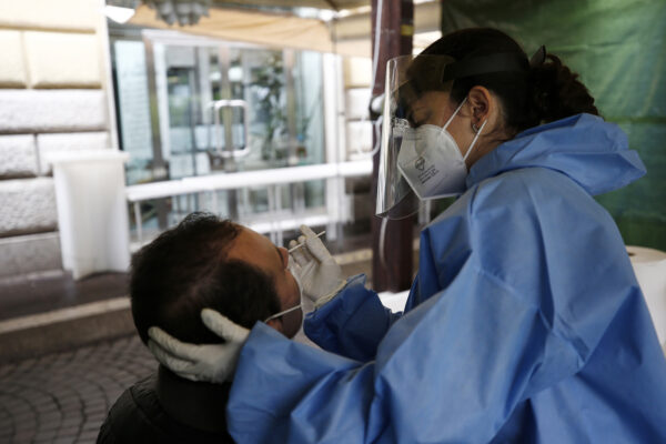 Caos tamponi in Piemonte, il Ministero della Salute ne cancella 220mila: non erano test molecolari