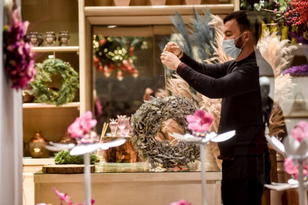 Foto Claudio Furlan – LaPresse 
24 Novembre 2020 Milano (Italia) 
News
Vetrine dei negozi e luminarie natalizie nel centro di Milano durante la pandemia

Photo Claudio Furlan – LaPresse
24 November 2020 Milan ( Italy )
News
Shop windows and Christmas lights in the center of Milan during the pandemic