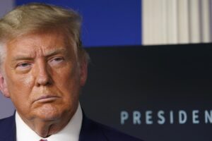 Trump barcolla ma non molla: “Lascerò se il Collegio voterà Biden ma ci sono stati brogli”