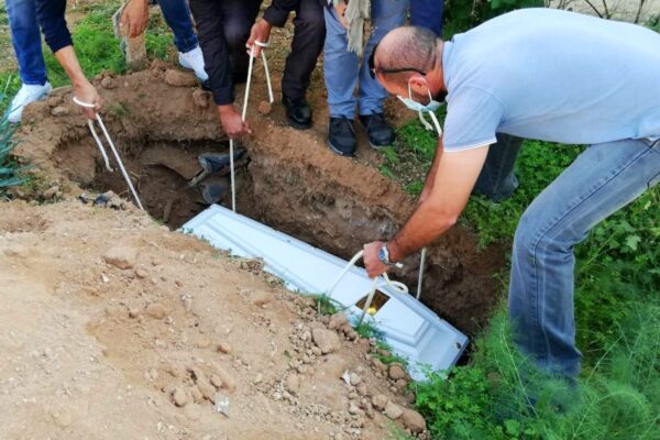 Lampedusa, il sindaco pubblica la foto della bara del piccolo Joseph: “Non ci sono parole per descrivere il dolore”