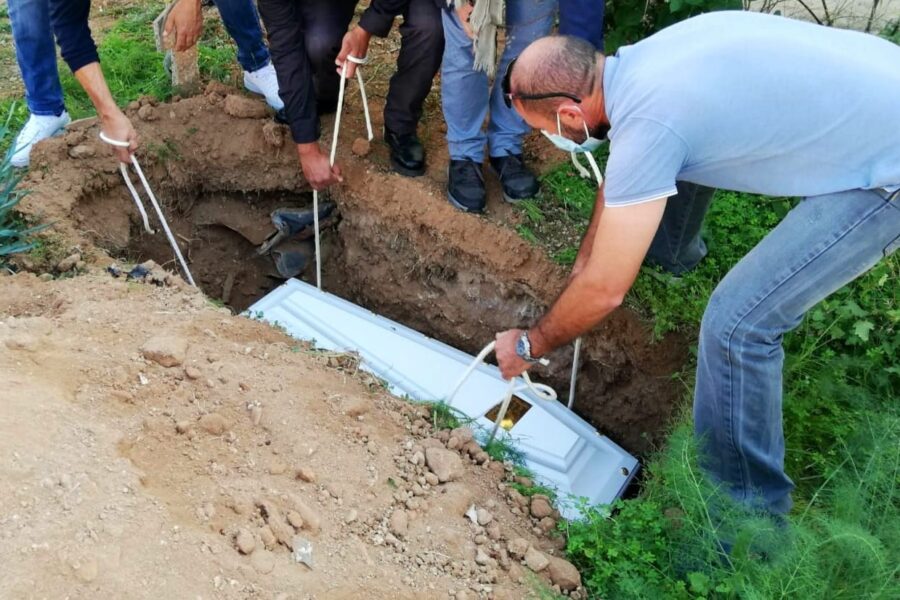 Lampedusa, il sindaco pubblica la foto della bara del piccolo Joseph: “Non ci sono parole per descrivere il dolore”