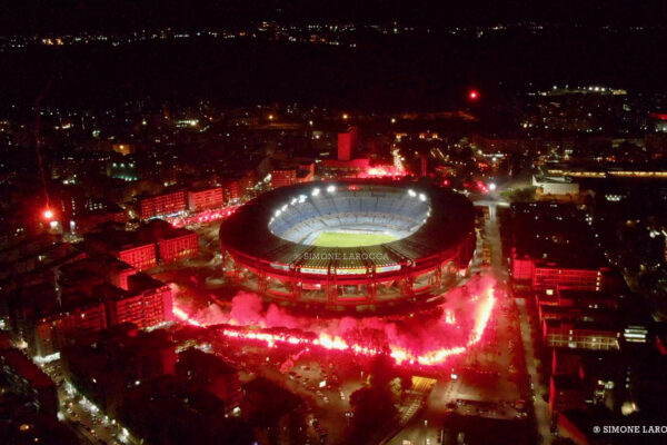 Napoli, l’ultimo saluto a Maradona: coreografia da brividi