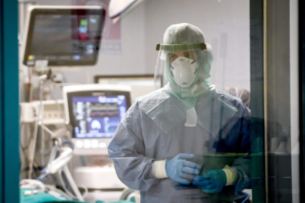 Coronavirus, meno contagi con meno tamponi: le vittime scendono ma sale all’11% il tasso di positività