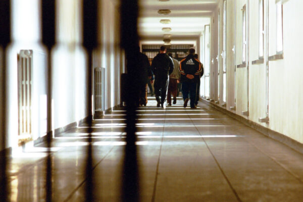 Detenuto pestato durante l’ora d’aria nel carcere di San Vittore, otto agenti a processo