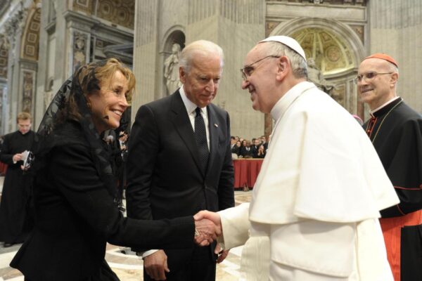 LaPresse19-03-2013CronacaPapa Francesco saluta i potentiNella foto: Joe Biden e sua moglie Jill