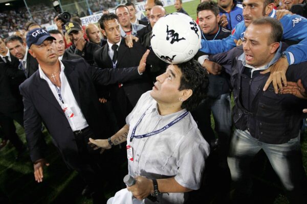 Onoriamo Diego Armando Maradona creando centri sportivi per i nostri scugnizzi