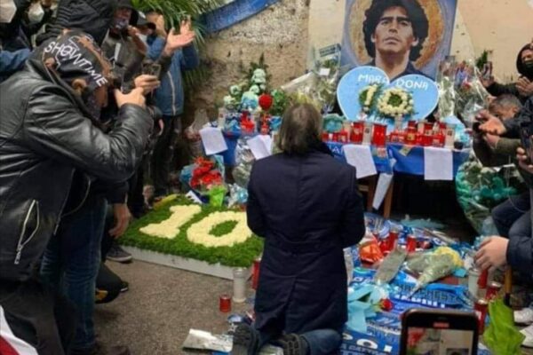 Maradona, l’omaggio di Bruno Conti: l’ex capitano della Roma in ginocchio a Napoli
