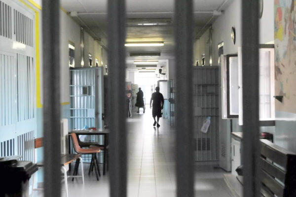 Il virus uccide in cella: terzo detenuto morto in un mese, mentre magistrati e governo dormono