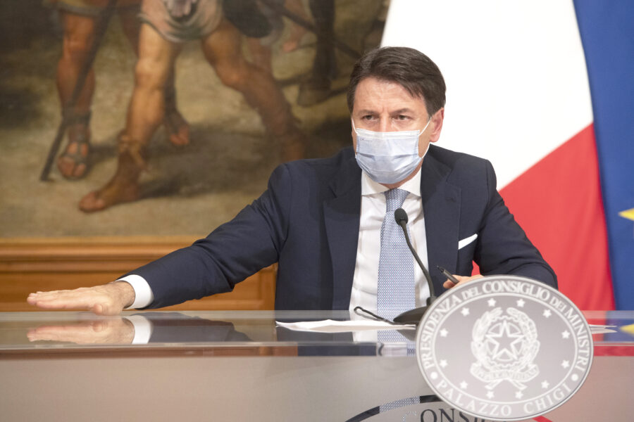 Gli italiani non seguono più Conte che crolla nei sondaggi: “Scelte incomprensibili”