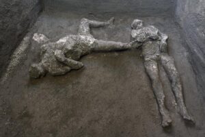 Pompei, riemergono i corpi di due antichi in fuga dall’eruzione: “Scoperta sensazionale”