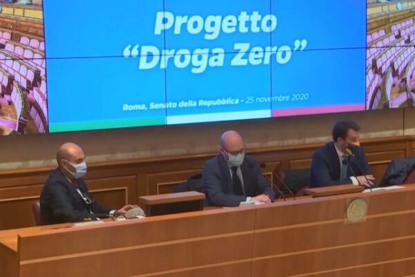 “Ogni droga fa male”: tutti gli errori della Lega che propone ancora di chiudere i negozi di cannabis light
