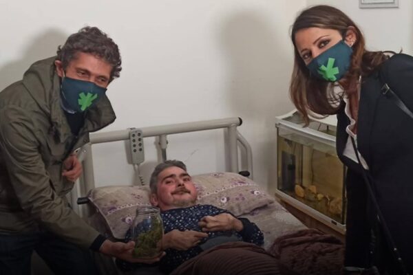 “Ho dato la mia cannabis a Walter per curarsi, perché lo Stato non lo aiuta”: il deputato Riccardo Magi si autodenuncia in questura “Ho dato la mia cannabis a Walter per curarsi, perché lo Stato non lo aiuta”: il deputato Riccardo Magi si autodenuncia in questura