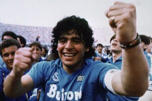 Maradona, 11 figli in corsa per l’eredità: escluse dal testamento le figlie e l’ex moglie