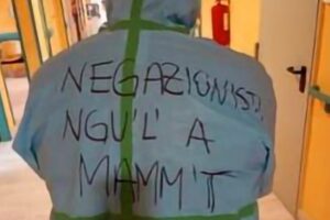 Medico risponde ai negazionisti con una scritta sulla tuta: “Non possiamo più tollerarli”