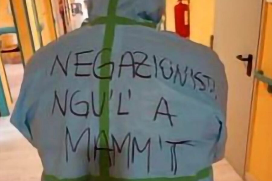 Medico risponde ai negazionisti con una scritta sulla tuta: “Non possiamo più tollerarli”