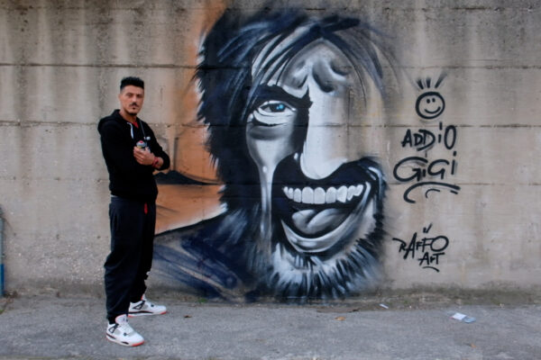 Raffo Art omaggia Gigi Proietti con un murales: “Porto i colori e la speranza nelle periferie di Napoli” Raffo Art omaggia Gigi Proietti con un murales: “Porto i colori e la speranza nelle periferie di Napoli”