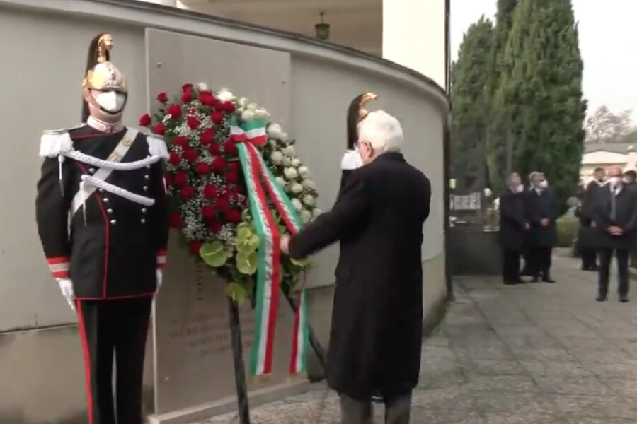 Mattarella nel cimitero dove fu rubata lapide vittime Covid: “Un pensiero ai tanti morti in solitudine”