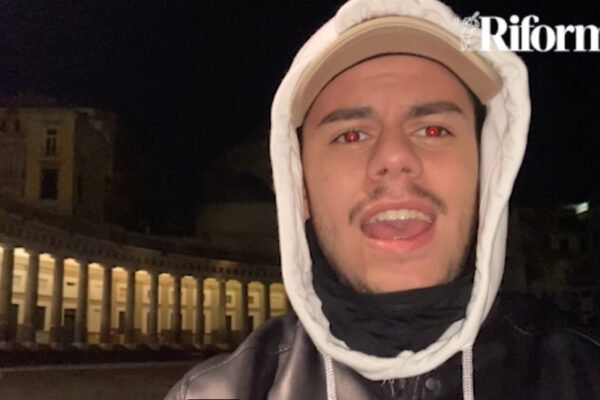 Mezzanotte a Napoli, scugnizzi giocano a pallone in piazza del Plebiscito: “Il coprifuoco è una sciocchezza”
