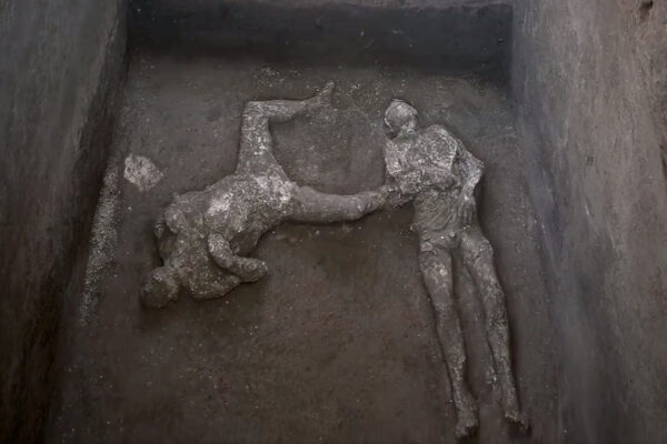 Pompei, trovati i corpi di due antichi in fuga dall’eruzione: le immagini spettacolari