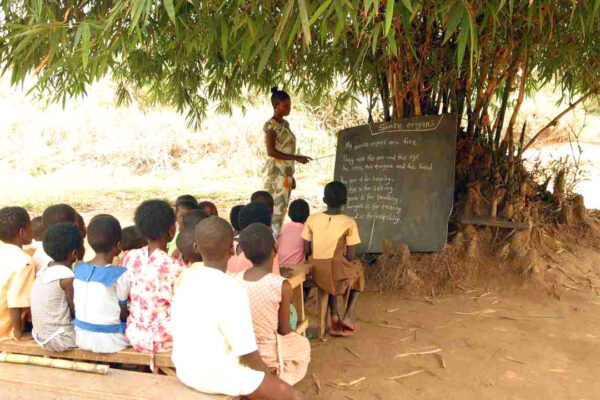 La Dad che funziona, la storia di Sveva e delle lezioni ai bimbi del Togo