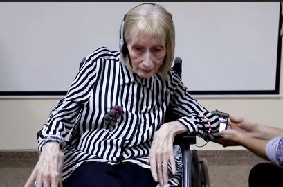 L’ex prima ballerina malata di Alzheimer ascolta il Lago dei Cigni e danza: il video commuove il web