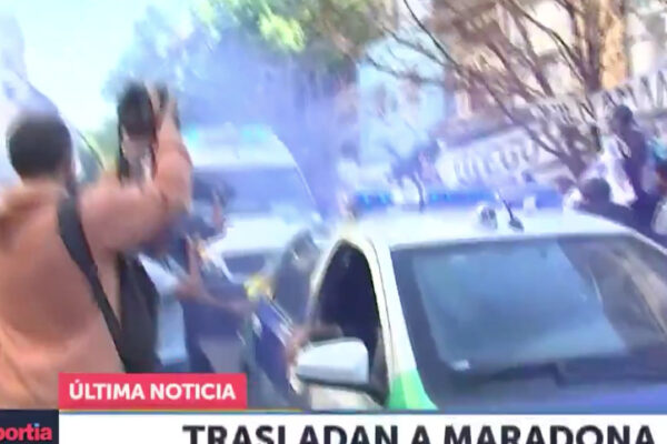 Maradona operato al cervello: tifosi accompagnano ambulanza con cori e fumogeni