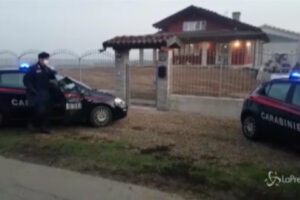 Omicidio-suicidio nel torinese, i carabinieri alla villetta di Carignano per i rilievi