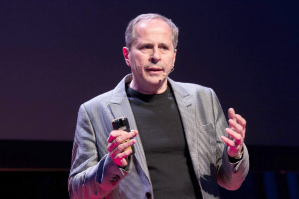 Crisanti supera i dubbi sul vaccino: “E’ sicuro e funziona, lo farò anche io”