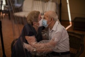 I vecchi italiani hanno voglia di vivere, tra sessualità e lotta al virus