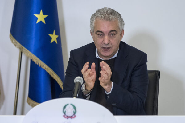 Le falle nei tamponi rapidi acquistati dal supercommissario Arcuri: “Possono sbagliare 6 volte su dieci” Le falle nei tamponi rapidi acquistati dal supercommissario Arcuri: “Possono sbagliare 6 volte su dieci”