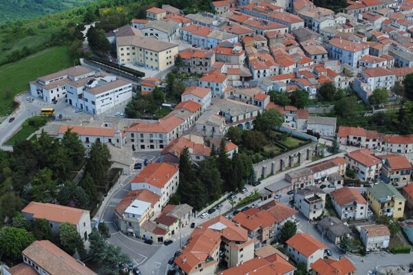 “La ricetta per rilanciare le aree interne? Più sinergia tra i comuni”, parla Clelia Fusco (Formez)
