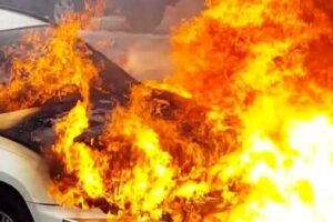 Tampona furgone e resta intrappolato in auto: Salvatore muore carbonizzato