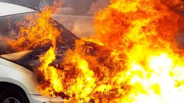 Tampona furgone e resta intrappolato in auto: Salvatore muore carbonizzato Tampona furgone e resta intrappolato in auto: Salvatore muore carbonizzato