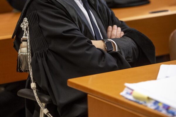 Sentenza preconfezionata, l’Anm: “Scuse solo all’avvocato…”