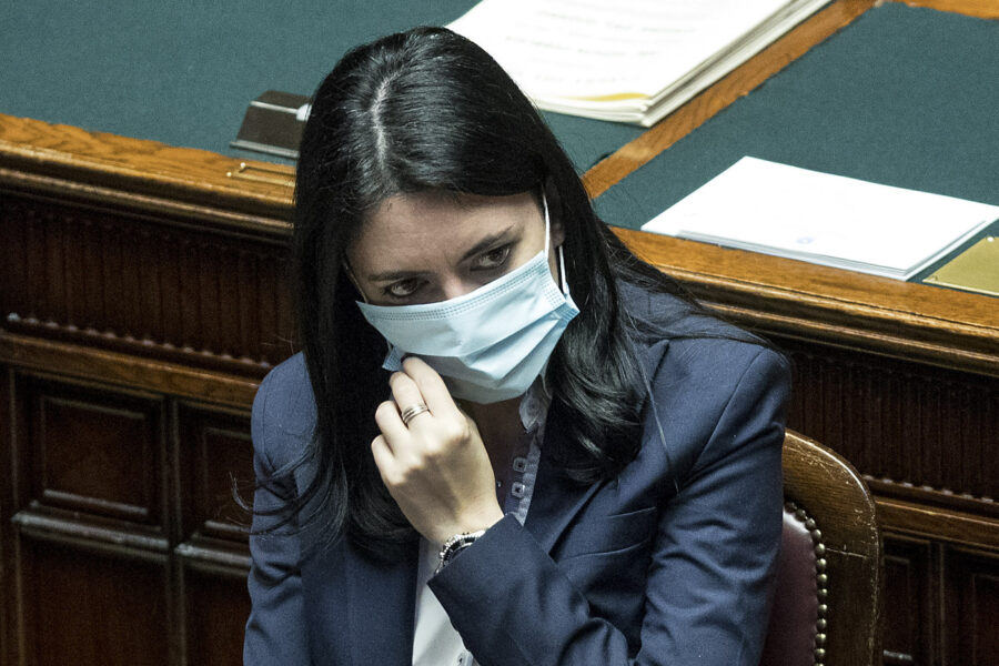 Chiusura delle scuole, il governo valuta la DAD e boccia l’Azzolina