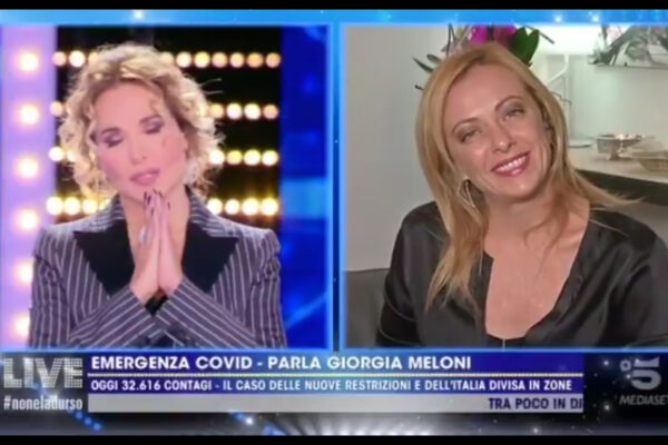 Barbara D’urso prega la Meloni: “Non ostacolate la legge contro l’omofobia”