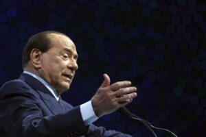 Berlusconi si riprende il centrodestra e detta la linea: dialogo col governo