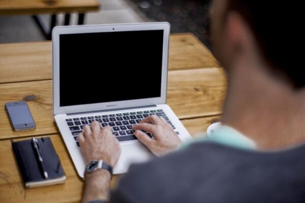 Bonus pc e internet, inizia la corsa al voucher da 500 euro: chi può chiederlo e come funziona