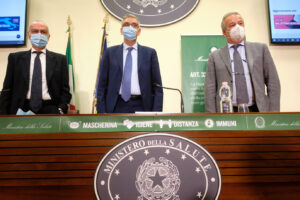 Coronavirus, l’appello di Brusaferro: “Contagi in calo, ma a Natale evitiamo feste e spostamenti”