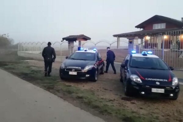 Uccide moglie e spara ai figlioletti (uno muore), poi si toglie la vita. L’annuncio al fratello: “Distruggo tutto”