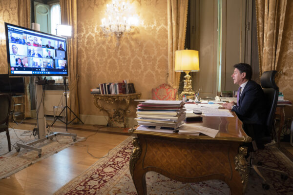 Conte fa scaricabarile su Governatori e Sindaci: “Vedetevela un po’ voi”