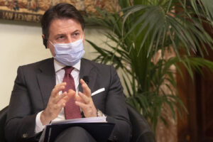 Conte annuncia il decreto ‘Ristori bis’: “Virus come treno che corre, misure prese perchè non ci travolga”