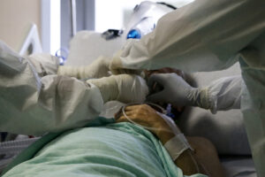 Foto Cecilia Fabiano/LaPresse 
27 Ottobre 2020 Roma (Italia) 
Cronaca 
Seconda Emergenza Covid 19 : Il reparto di Terapia intensiva dell’ospedale San Filippo Neri.
Nella foto: gli operatori sanitari al lavoro  nel reparto Covid 

Photo Cecilia Fabiano/LaPresse 
October 27, 2020 Rome (Italy) 
News 
Second Covid 19 Emergency: Intensive Care of the San Filippo Neri Hospital.
In the pic: sanitary stuff at work in Covid ward