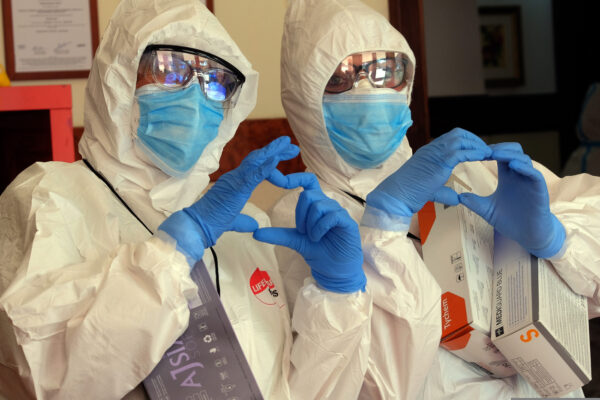 Foto Mauro Scrobogna /LaPresse
16-04-2020 Campagnano romano (Rm), Italia
Cronaca
Coronavirus, emergenza sanitaria
Nella foto: casa di riposo Santa Maria del Prato, intervento dell’unita dei volontari dell’Ordine dei Medici per effettuare test sierologici

Photo Mauro Scrobogna /LaPresse
April 16, 2020  Campoagnano romano (Rm), Italy
News
Coronavirus outbreak: health emergency 
In the picture: The health care residence Santa Maria del Prato, intervention of the volunteer unit of the Order of doctors and surgeons to carry out sierological tests