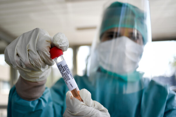 Foto Claudio Furlan – LaPresse
08 Aprile 2020 Milano (Italia)
News
Servizio di tamponi covid direttamente dall’auto per pazienti dimessi, all’Ospedale Bassini di Cinisello Balsamo
Photo Claudio Furlan/Lapresse
08 Aprile 2020 Milano (Italy)
Service of covid swabs directly from the car for discharged patients, at the Bassini Hospital in Cinisello Balsamo Foto Claudio Furlan – LaPresse
08 Aprile 2020 Milano (Italia)
News
Servizio di tamponi covid direttamente dall’auto per pazienti dimessi, all’Ospedale Bassini di Cinisello Balsamo
Photo Claudio Furlan/Lapresse
08 Aprile 2020 Milano (Italy)
Service of covid swabs directly from the car for discharged patients, at the Bassini Hospital in Cinisello Balsamo