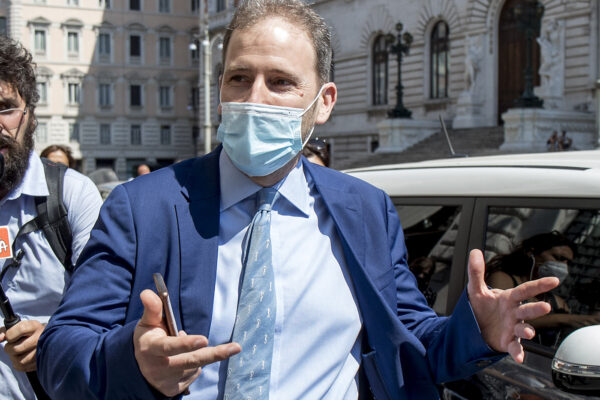 Casaleggio si difende: “Su legami con Philip Morris teorie fantasiose, pronto a querelare”