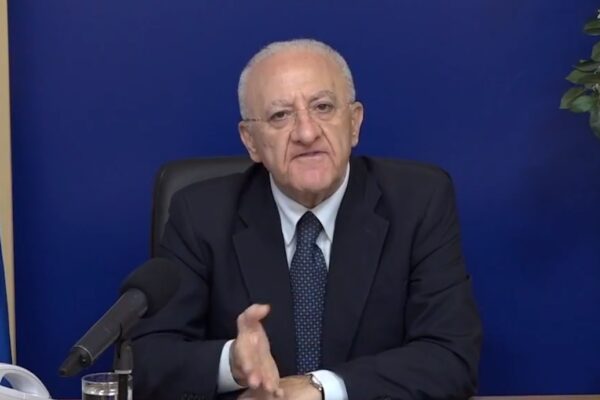 De Luca: “Dai primi di giugno Johnson&Johnson ai maturandi ma in Campania il 15% non vuole vaccinarsi” De Luca: “Dai primi di giugno Johnson&Johnson ai maturandi ma in Campania il 15% non vuole vaccinarsi”